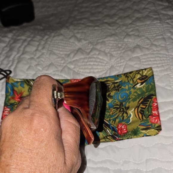 Elegant Maui Jim Brown Sunglasses with Floral Case - Picture 3 of 8